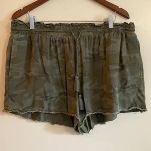 XL Knox Rose green camo shorts with tassel drawstring